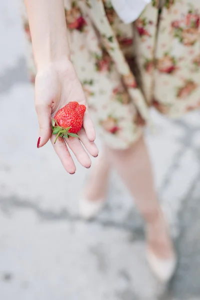女性の手でイチゴ — ストック写真