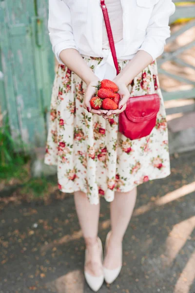 Femme tenant un bouquet de fraises — Photo