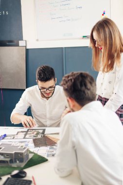 Kendine güvenen takım mühendisleri