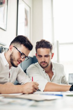 iki adam tasarımcıları