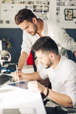 İki tasarımcıları kroki çizim