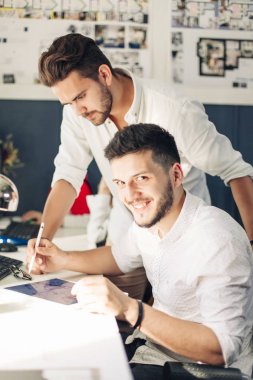 İki tasarımcıları kroki çizim