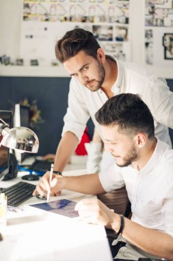 İki tasarımcıları kroki çizim