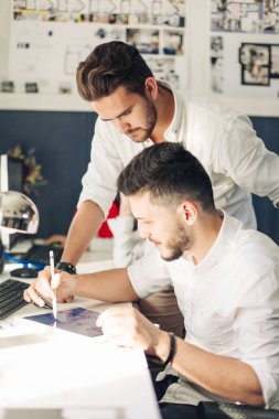 İki tasarımcıları kroki çizim