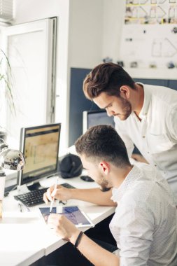 İki tasarımcıları kroki çizim