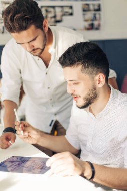 İki tasarımcıları kroki çizim