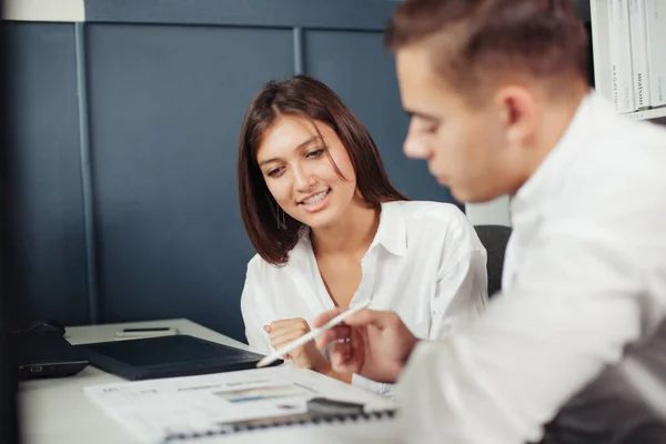 Casal de designers conversando — Fotografia de Stock