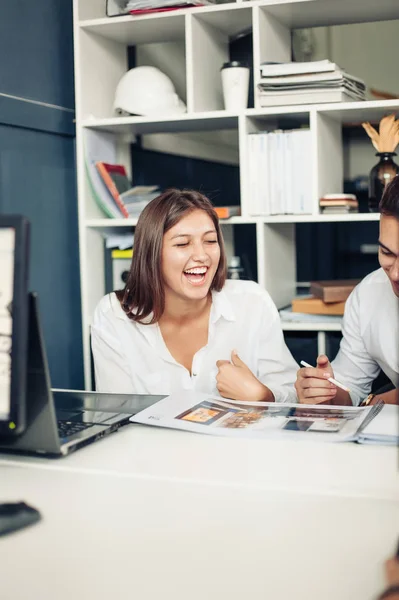 Casal de designers conversando — Fotografia de Stock