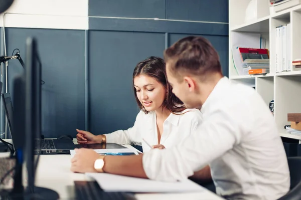 Ein paar Designer im Gespräch — Stockfoto