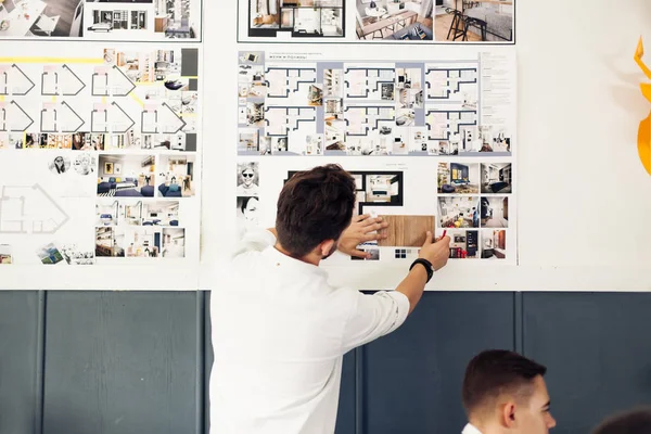 Manliga designer stående i office — Stockfoto