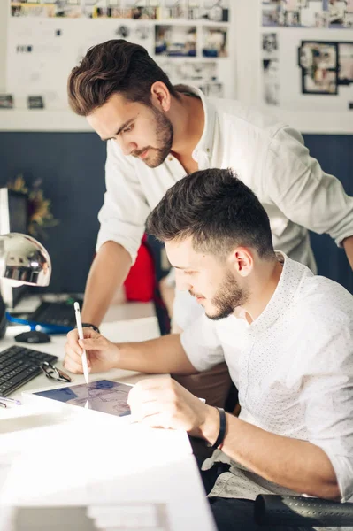 İki tasarımcıları kroki çizim