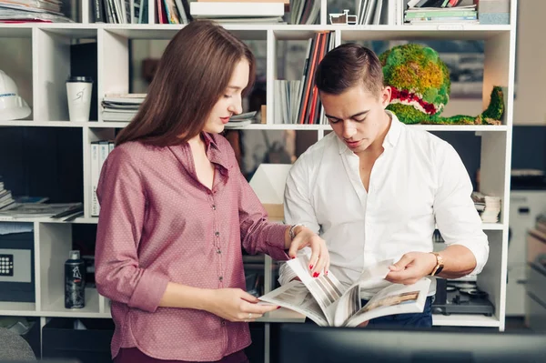 Professionelle Architekten diskutieren Projekt — Stockfoto