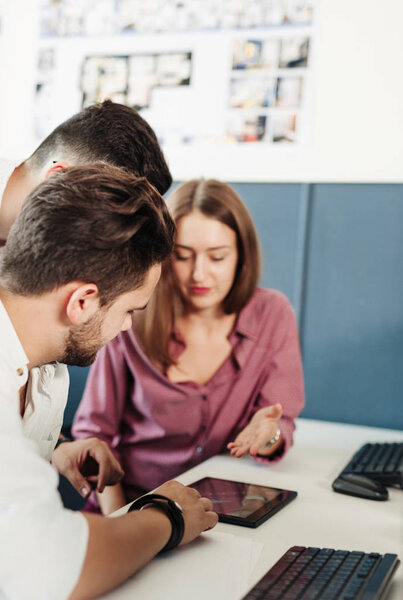 Команда архитекторов, работающих в офисе