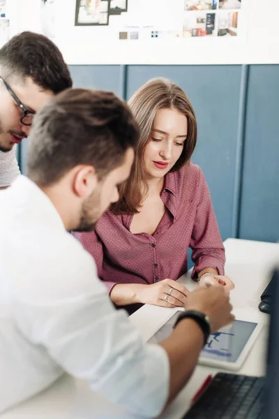 Equipo de Arquitectos Trabajando en Oficina —  Fotos de Stock