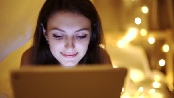 Menina com tablet digital no quarto — Vídeo de Stock