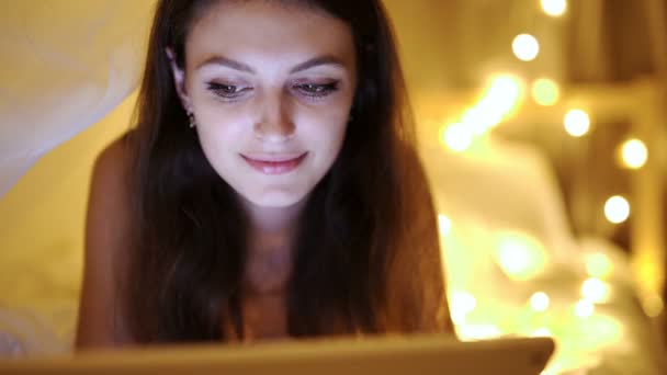 Дівчина з цифровим планшетом у спальні — стокове відео