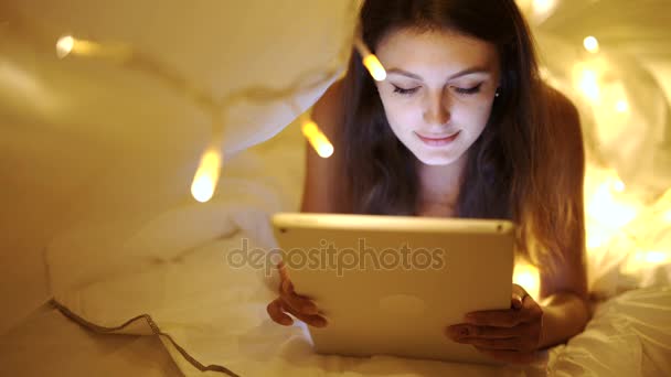 Ragazza con tablet digitale in camera da letto — Video Stock