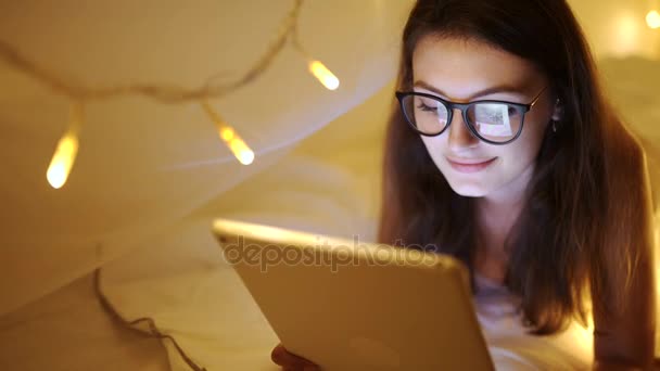 Девушка с цифровым планшетом в спальне — стоковое видео