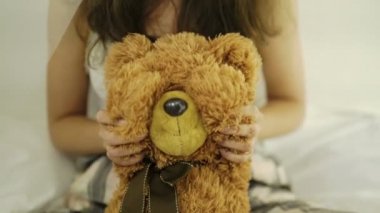 Oyuncak ayıyla genç bir kadın