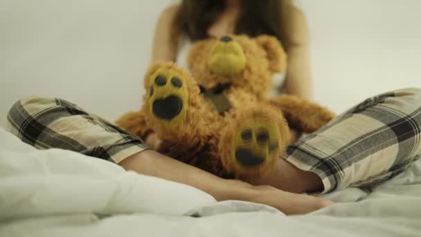 Молода жінка з плюшевим ведмедем — стокове відео
