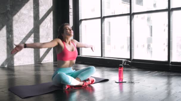 Mujer joven haciendo ejercicio de yoga — Vídeos de Stock