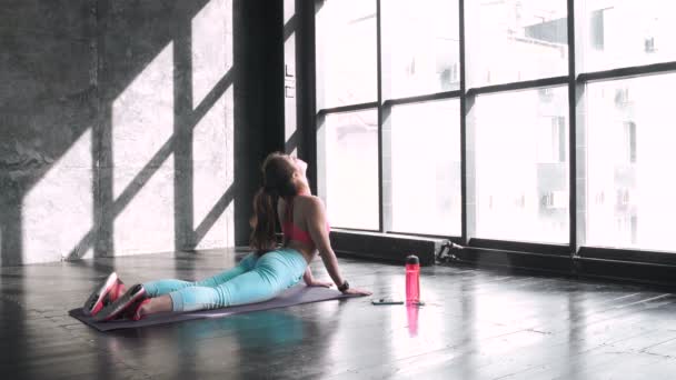 Giovane donna che fa stretching — Video Stock