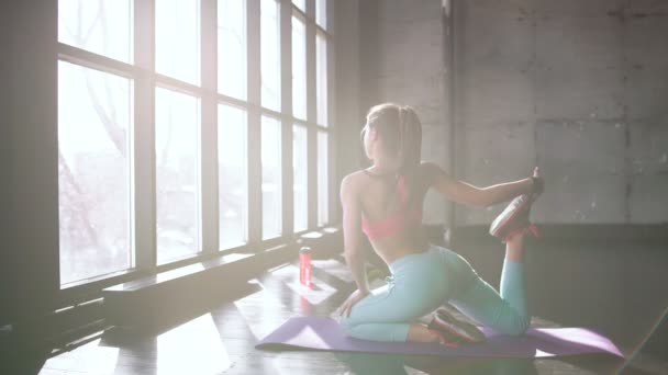 Frau in Sportkleidung beim Stretching — Stockvideo