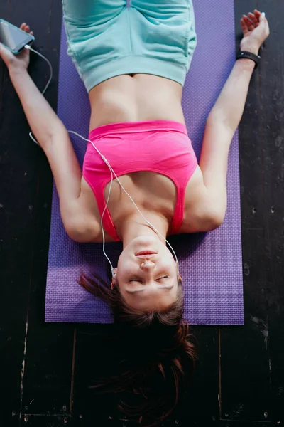 Дівчина відпочиває на йога килимок — стокове фото