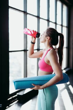 Genç atletik kadın içme suyu