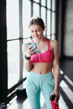 Bayan kapalı spor salonunda ayakta