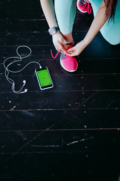 Vrouw koppelverkoop running schoenen veters — Stockfoto