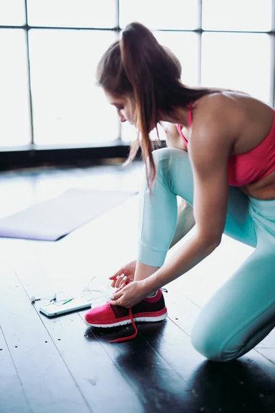 Woman tying running shoes laces — Stock Photo, Image