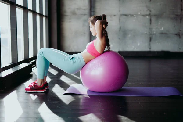 Kvinna med övning boll i gym — Stockfoto