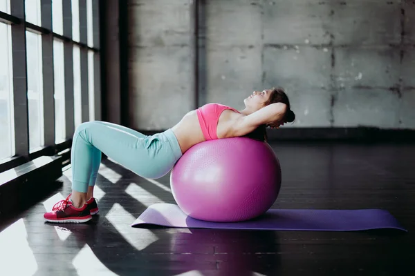 Mujer con pelota de ejercicio en el gimnasio — Foto de Stock