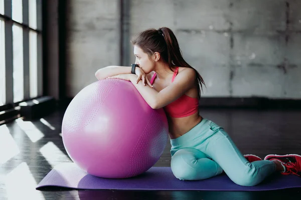 Leende kvinna med övning boll i gym — Stockfoto