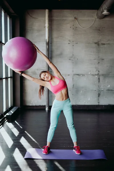Spor salonunda egzersiz topu olan kadın — Stok fotoğraf