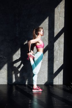 kadın koşu önce germe