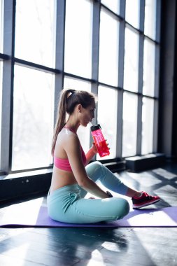 Genç atletik kadın içme suyu