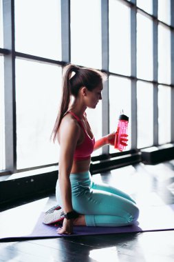 Genç atletik kadın içme suyu
