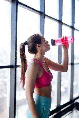 Genç atletik kadın içme suyu