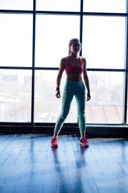 Koşu önce uzanan kadın