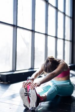 genç kız spor salonunda germe