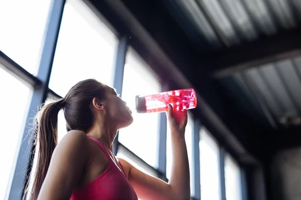 Young athletic woman drinking water — Stock Photo, Image