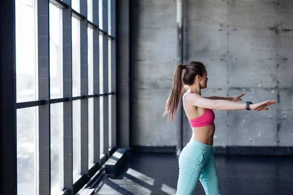 Girl doing morning exercises — Stock Photo, Image