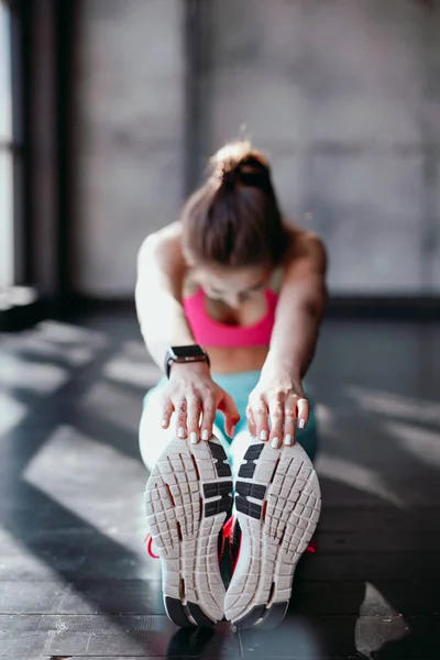 Girl doing morning exercises — Stock Photo, Image