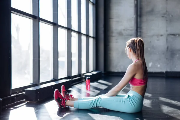 Mujer con botella de agua después del entrenamiento —  Fotos de Stock