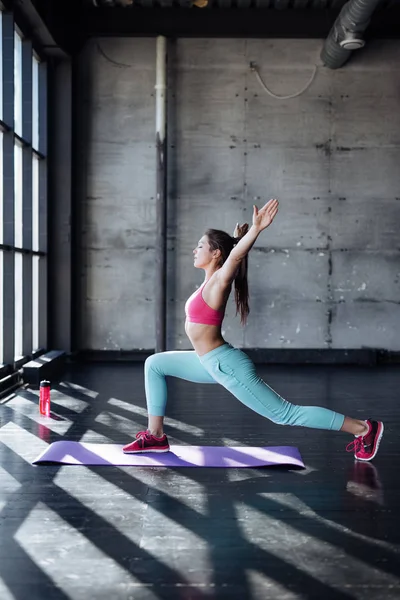 Sportieve vrouw praktijken yoga — Stockfoto