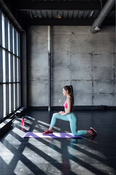 Sportowy Joga praktyk — Zdjęcie stockowe