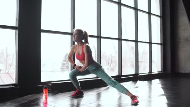 Mujer atlética estirando las piernas — Vídeo de stock