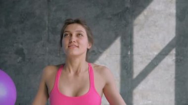 Lotus pozisyonunda oturan kadın